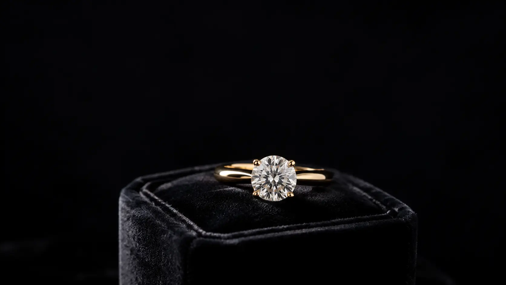 Anillo de compromiso con diamante sobre un estuche negro